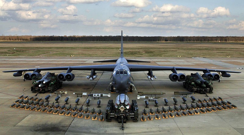 Pháo đài bay B-52 sẵn sàng xuất kích, ném bom khủng bố IS