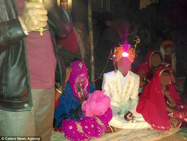Đám cưới bí mật của cô dâu 2 tuổi gây sốc ở Ấn Độ