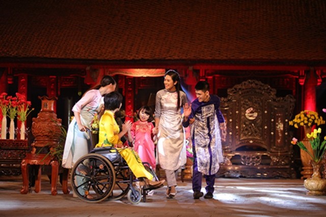 Hoa hậu Ngọc Hân trình diễn áo dài cùng người khuyết tật