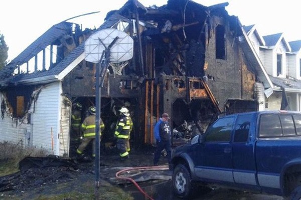 Bị đình chỉ học 4 học sinh đốt nhà thầy hiệu trưởng đến cháy rụi 