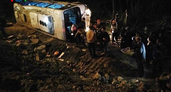 Tin mới vụ xe khách chở 34 người đi lễ chùa Vàng lao xuống vực