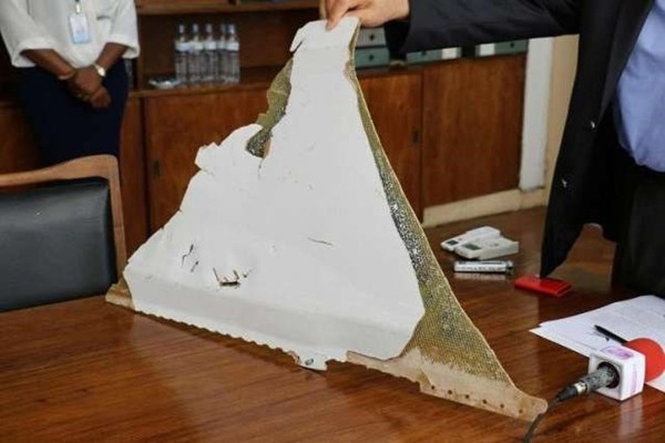 Thêm một mảnh vỡ nghi của MH370 tìm thấy ở đảo Reunion