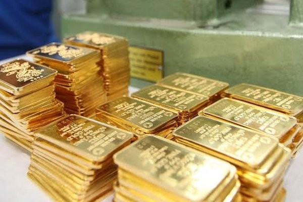 Giá vàng vọt tăng, gần chạm đỉnh 13 tháng