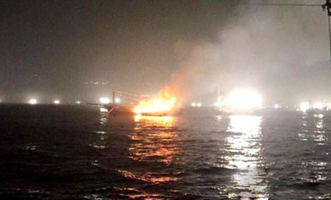 Tàu cá gần 7 tỷ đồng bất ngờ bốc cháy dữ dội trong đêm
