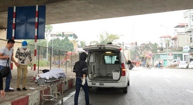 Hà Nội: Thanh niên bất ngờ rơi từ cầu xuống đất, chết tại chỗ