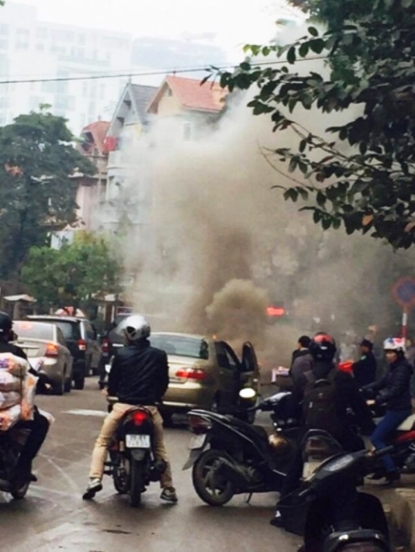 Hà Nội: Ô tô con bất ngờ bốc cháy khiến người đi đường hoảng sợ