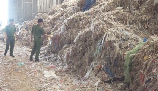 Phát hiện hơn 400 tấn rác thải chưa xử lý giấu trong nhà máy