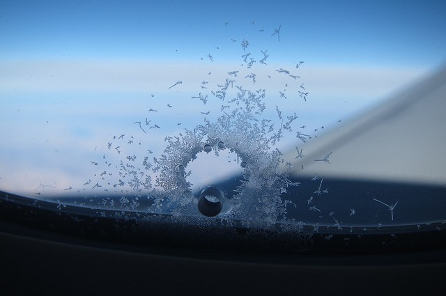 Vì sao trên cửa sổ máy bay luôn có một lỗ nhỏ?