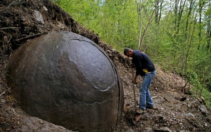 Phát hiện khối cầu khổng lồ bí ẩn trong rừng ở Bosnia