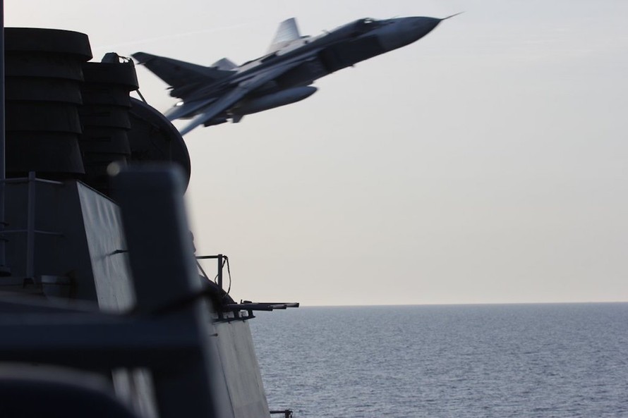 Vì sao Mỹ không bắn hạ khi Su-24 Nga áp sát tàu khu trục?