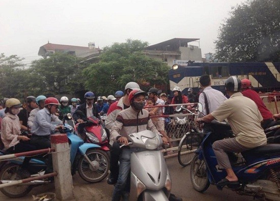 Hy hữu tàu hỏa phanh gấp, nhường đường cho xe máy tại Hà Nội