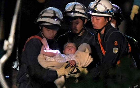 Bé 8 tháng tuổi sống sót kỳ diệu trong vụ động đất ở Nhật Bản
