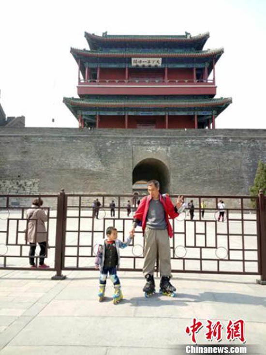 Bố cùng con trai 4 tuổi trượt patin hơn 540 km đến Bắc Kinh