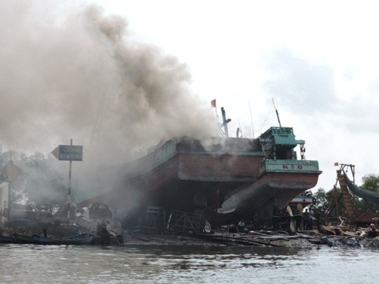 Tàu cá chứa 8.000 lít dầu bốc cháy dữ dội sau tiếng nổ