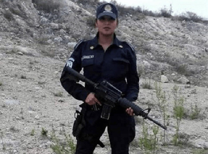 Nữ cảnh sát Mexico bị đình chỉ vì khoe ngực trần trên xe tuần tra