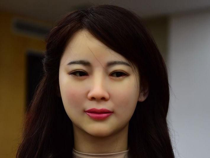 Robot Trung Quốc xinh đẹp: ‘Đừng chụp gần, mặt tôi trông sẽ béo’