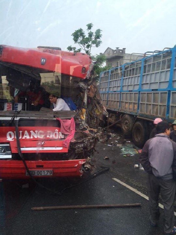 Tai nạn giao thông: Hàng chục hành khách trên xe kêu cứu