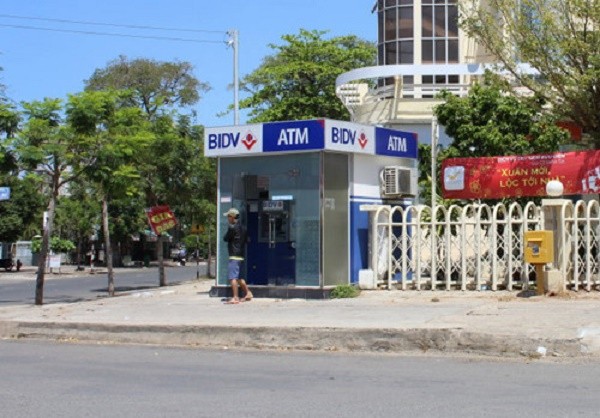 Hà Nội: Bắt 2 người đàn ông TQ trộm 60 triệu đồng từ cây ATM