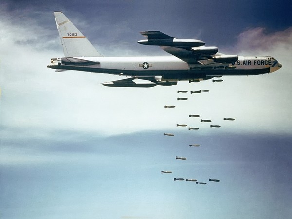 Video: 'Pháo đài bay' B-52 ném bom dữ dội xuống căn cứ IS