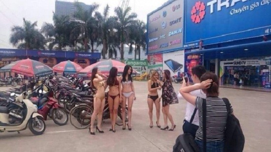 Phản cảm siêu thị Trần Anh cho nhân viên mặc bikini câu khách