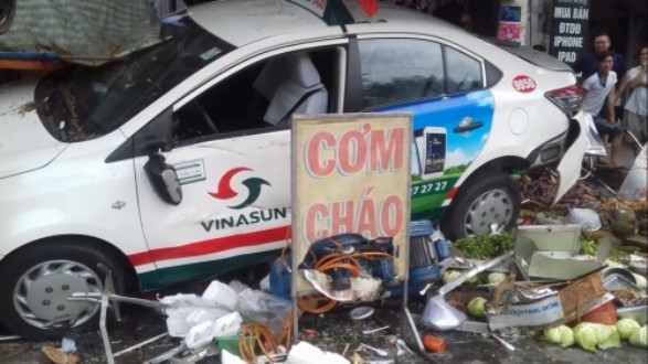 Bình Dương: Taxi Vinasun gây tai nạn liên hoàn, 7 người bị thương