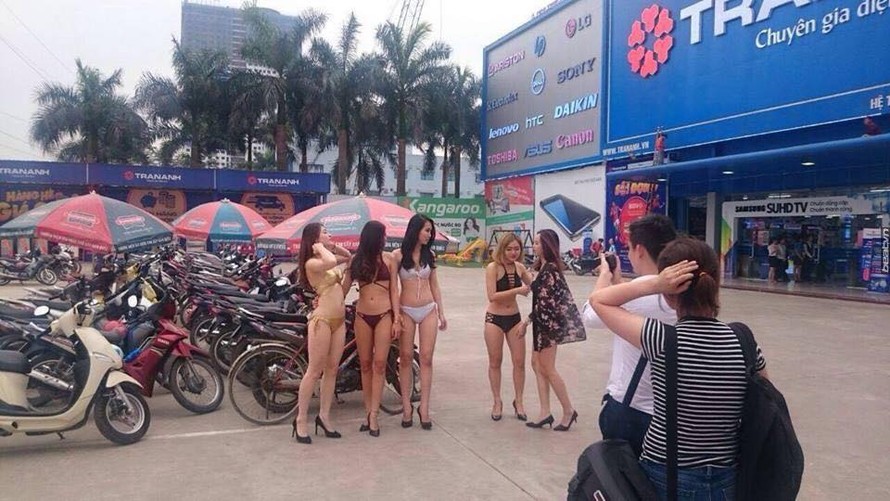 Siêu thị Trần Anh nói lý do cho nhân viên mặc bikini đón khách
