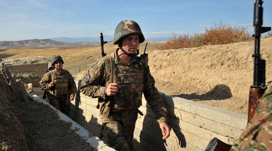 Armenia, Azerbaijan điều xe tăng, trực thăng giao tranh dữ dội
