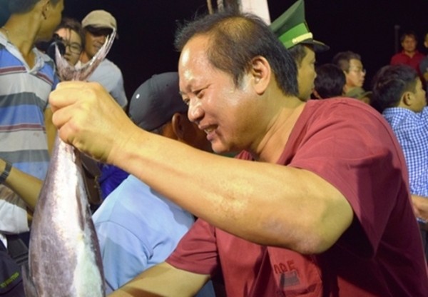 Bộ trưởng xuống tàu mua cá của ngư dân ngay trong đêm