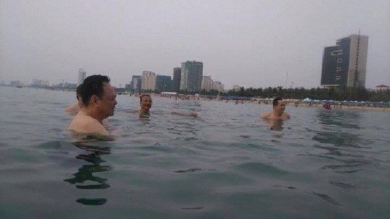 Thích thú với hình ảnh cán bộ Đà Nẵng tắm biển trấn an dân