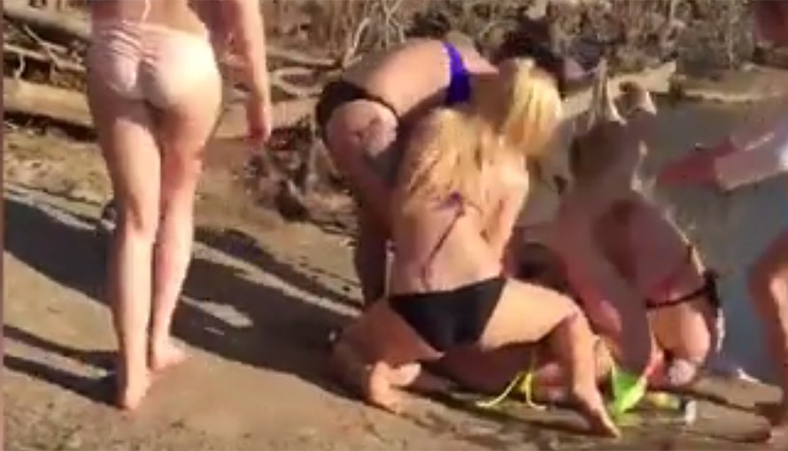 Cô gái bị hành hung trên bãi biển, 30 người làm ngơ [VIDEO]