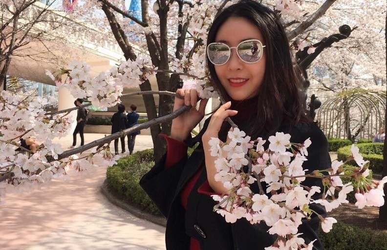 Hoa hậu Hà Kiều Anh rạng ngời cùng các con ngắm hoa anh đào