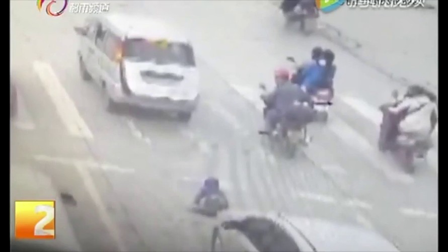 Em bé rơi ra khỏi ô tô đang chạy, bị xe phía sau chèn qua [VIDEO]