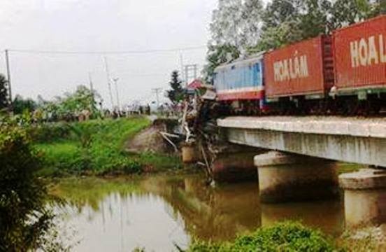 Nghệ An: Tàu hỏa đâm xe tải kẹt cứng trên cầu dân sinh