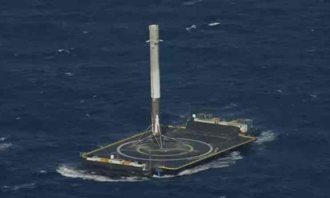 Tên lửa SpaceX lần đầu hạ cánh trên biển thành công