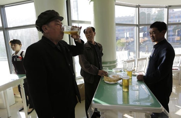 Người dân Bình Nhưỡng 'rủng rỉnh' uống bia sau giờ làm việc