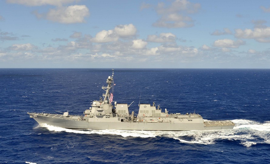 Tàu chiến Mỹ áp sát Đá Chữ Thập nơi Trung Quốc bồi lấp trái phép