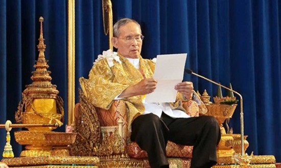 Vua Thái Lan bị tràn dịch não lần hai