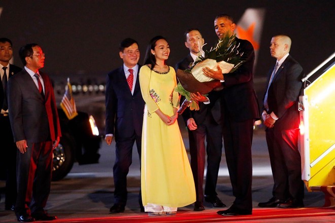 Cô gái tặng hoa ông Obama: 'Tay tổng thống ấm lắm'