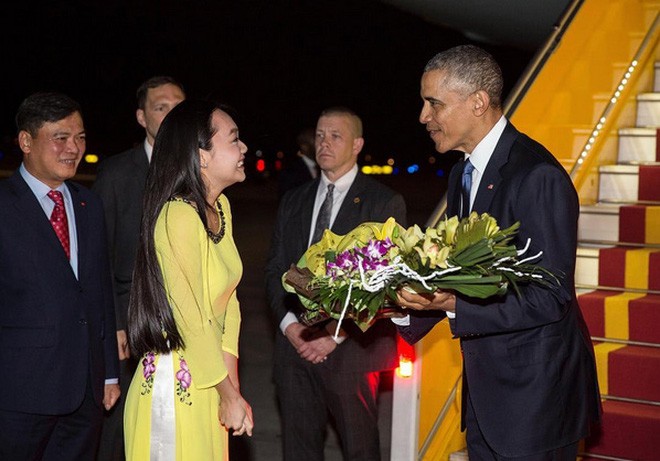 Ngày đầu bận rộn của ông Obama tại Việt Nam