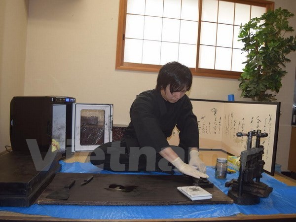 Khám phá quy trình làm mực viết thư pháp 1.200 năm tuổi ở Nhật