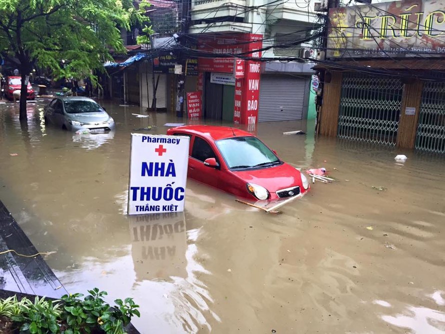 Nhiều tuyến đường Hà Nội ngập sâu do mưa lớn kéo dài
