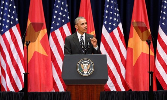 Máy nhắc chữ của Obama khi phát biểu trước 2.000 người ở Hà Nội