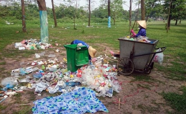 Sau kỳ nghỉ lễ công viên Yên Sở ngập trong rác