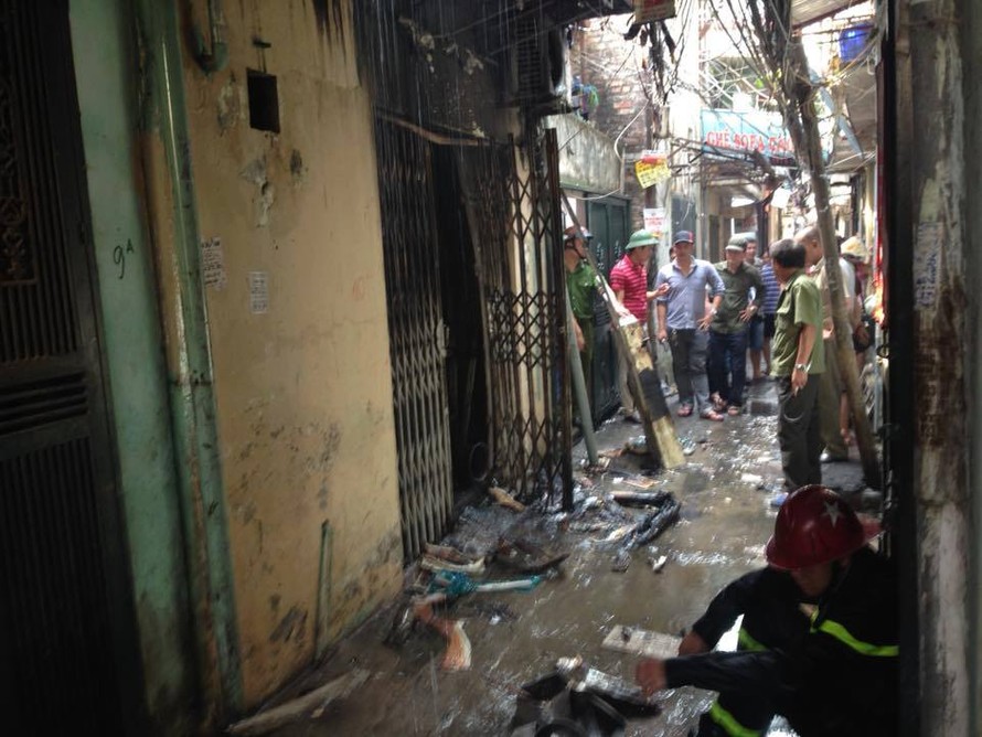 Hà Nội: Cháy lớn thiêu rụi cả ngôi nhà, 1 người đàn ông nguy kịch