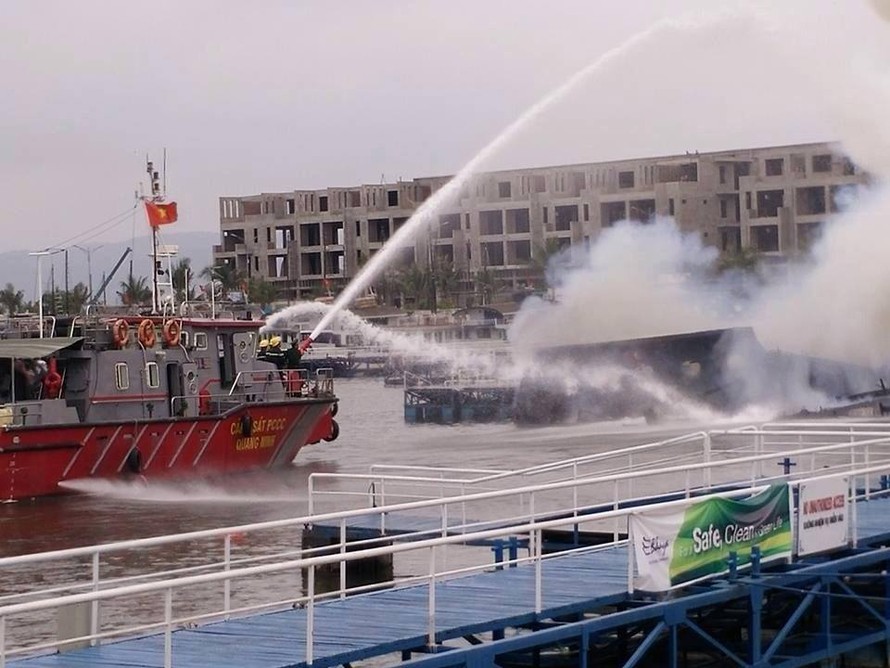 Quảng Ninh: Cháy tàu du lịch, du khách chen nhau nhảy xuống biển