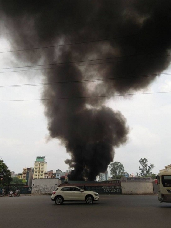Hà Nội: Hỏa hoạn tại công ty Điện lực, khói đen bao trùm