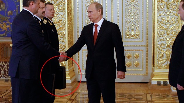 Bí mật bên trong va li chống ám sát của Tổng thống Nga