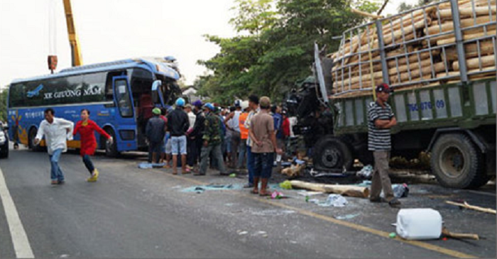 Hàng chục người thương vong trong vụ xe khách đối đầu xe tải