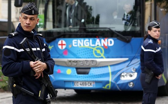 Tuyển Anh học cách giữ mạng sống nếu bị khủng bố ở Euro 2016