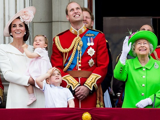 Công chúa nhỏ nước Anh lần đầu xuất hiện trước công chúng